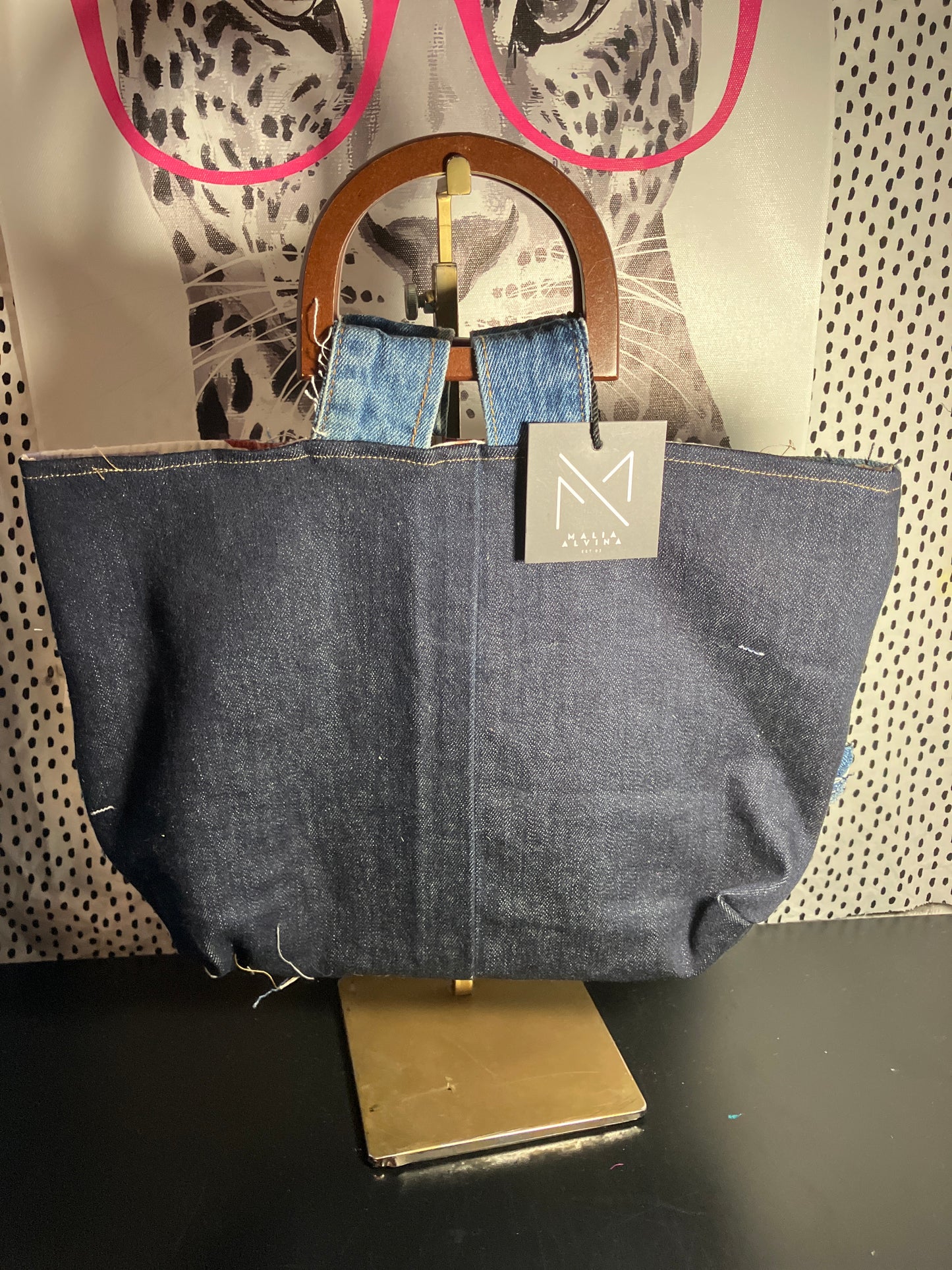 Handheld tote